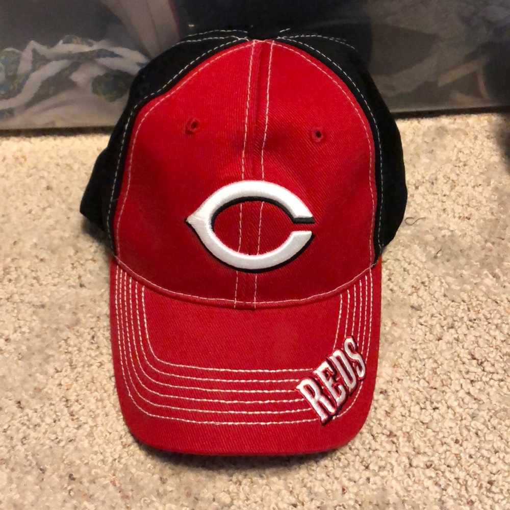Red and black Cincinnati Reds baseball cap!